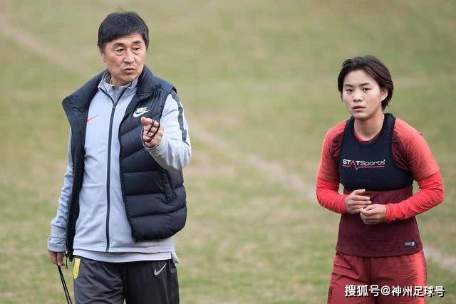 切尔西750万签下马丁内斯，维拉调整阵容腾出薪资